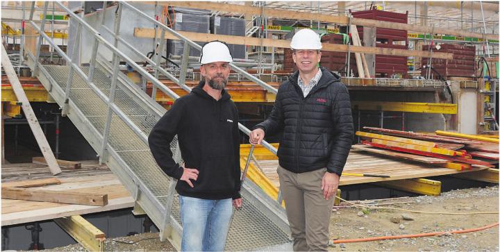 Bauleiter Jürg Nef (links) und Gemeinderat Christian Moser zeigen stolz die Fortschritte des Neubauprojekts. Bild: Sabrina Salm