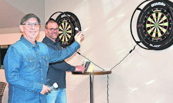 Silvano Stierli (links) und Stefan Schwarz haben sich von der Faszination des Zielens und Treffens fesseln lassen. Mit der Vereinsgründung der Mutsch-Steel-Darter wollen sie Dartbegeisterten aus der Region ermöglichen, die klassische Version des Dartsports ausüben zu können. Bild: Sabrina Salm