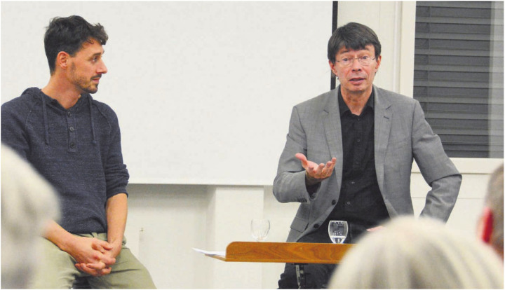 Mitorganisator Mario Roost von Häggligrüen (links) entlockte ETH-Professor Martin Scheringer im Gespräch ganz viele spannende Aussagen zu einem Thema, das eigentlich alle betrifft. Bild: Chregi Hansen