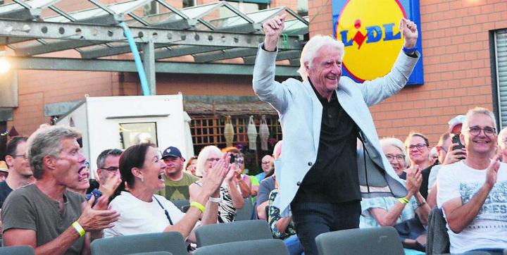 Emil Steinberger wurde vom Publikum in Rudolfstetten herzlich empfangen. Bild: sab