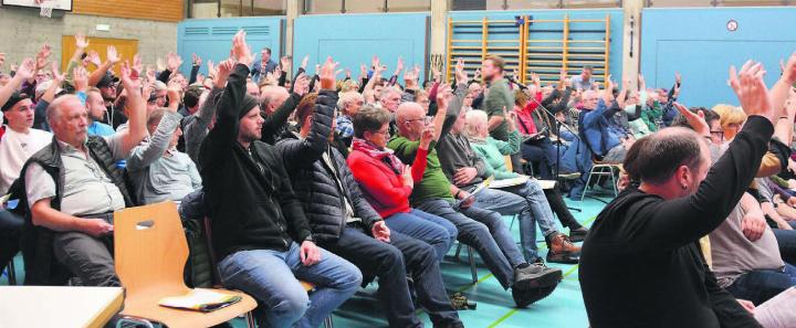 Grossaufmarsch: 190 Stimmberechtigte kamen an die «Gmeind». So viele wie seit Jahren nicht mehr. Bilder: Annemarie Keusch
