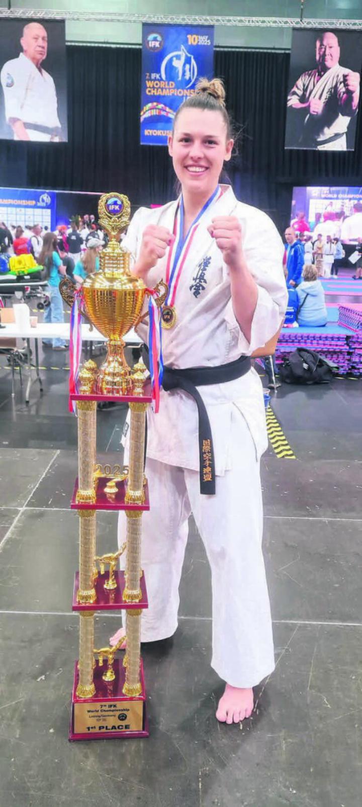 Ein grosser Pokal für eine grosse Sportlerin. Angela Felber (Sarmenstorf/ Wohlen) vom Karate-Club Anglikon holt sich den Weltmeistertitel im IFK-Verband – und ist damit die grösste Karatekämpferin der Schweizer Geschichte. Bilder: zg