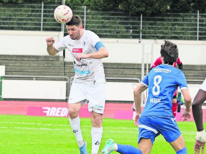 Der FC Wohlen will sein Team möglichst zusammenhalten. Captain Alban Pnishi (links) wird bleiben. Bild: Josip Lasic