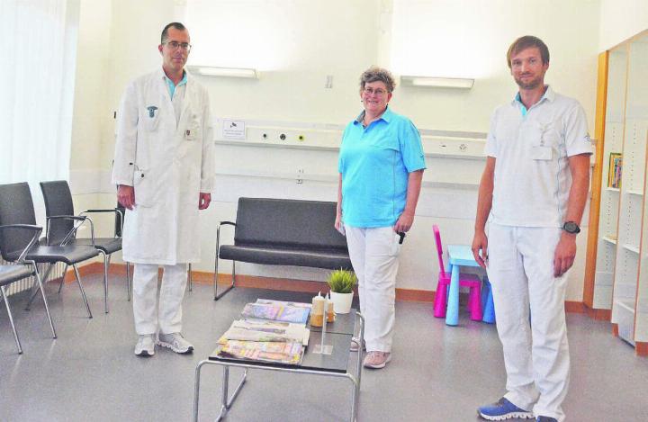Das Wartezimmer ist leer – das Ticketingsystem funktioniert, von links: Chris Heimgartner, Chefarzt Medizin, Nicole Stadelmann, Teamleitung Notfallpraxis, und Philipp Rischer, Leitender Arzt Notfallpraxis. Bild: Annemarie Keusch