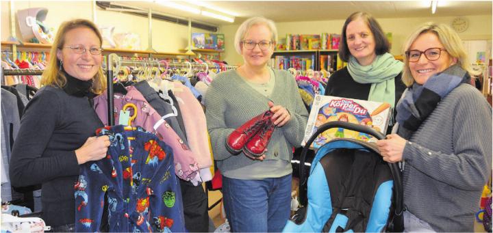 Sie freuen sich auf ein grandioses Jubiläumsjahr der Kinderkleiderbörse Calimero: (v. l.) Claudia Strebel, Rita Gempp, Daniela Eilingsfeld und Petra Corte. Bild: Roger Wetli