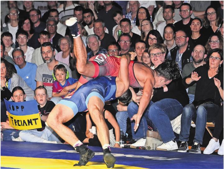 70 kg Greco: Saya Brunner wird vom Willisauer Topathleten Michael Portmann Richtung Publikum geworfen. Bild: Alexander Wagner