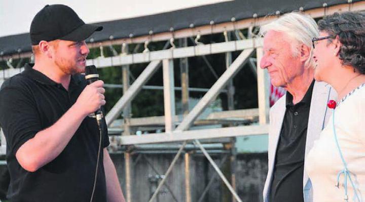 Stefan Meienberg (links), hier im Gespräch mit Emil und Niccel Steinberger, freut sich über eine gelungene Kinowoche auf dem Dorfplatz. Bild: Archiv