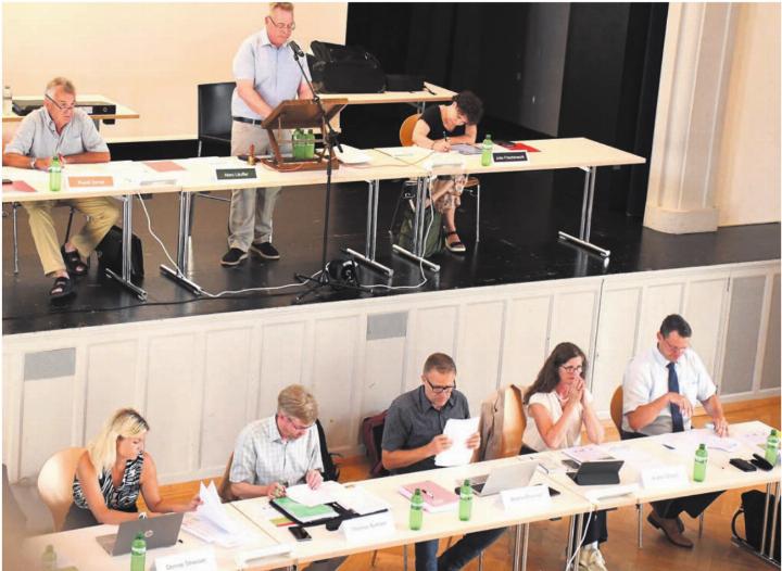 Der Wahlherbst bringt Veränderungen im Einwohnerrat und im Gemeinderat: Arsène Perroud (in der Mitte des Gemeinderatstischs) und Roland Vogt (rechts) liefern sich ein Duell um den Job des Gemeindeammanns. Bild: Archiv/dm