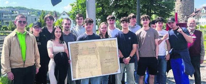 Die Lernenden hatten ein besonderes Geschenk dabei. Bild: zg