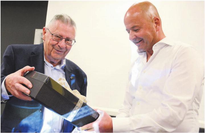 Organisator Edwin Riesen (links) überreichte Referent Nils Planzer als Dank ein kleines Geschenk. Bild: Chregi Hansen
