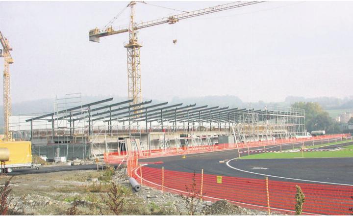Schon vor dem Bau des Sportzentrums Niedermatten (die Aufnahme zeigt das Leichtathletikstadion im Oktober 2003) wurde die Grundsatzvereinbarung zwischen allen Parteien – Gemeinde und Vereine – verabschiedet. Bild: Archiv/dm
