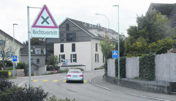 Die klare Signalisation führt dazu, dass bei den Abzweigungen im Dorfkern das Tempo gedrosselt wird. Bild: Celeste Blanc