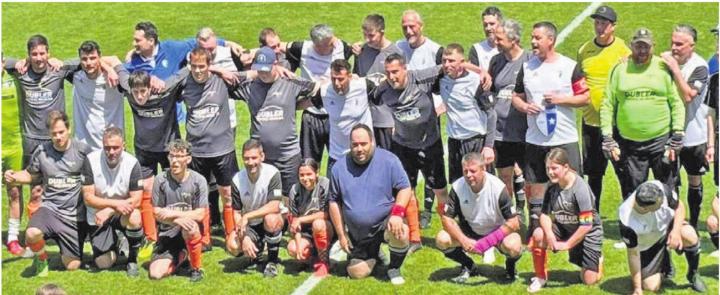 Die Senioren des FC Wohlen und das Team des FC Fortuna Integra im vergangenen Jahr beim gemeinsamen Mannschaftsfoto. Bild: zg