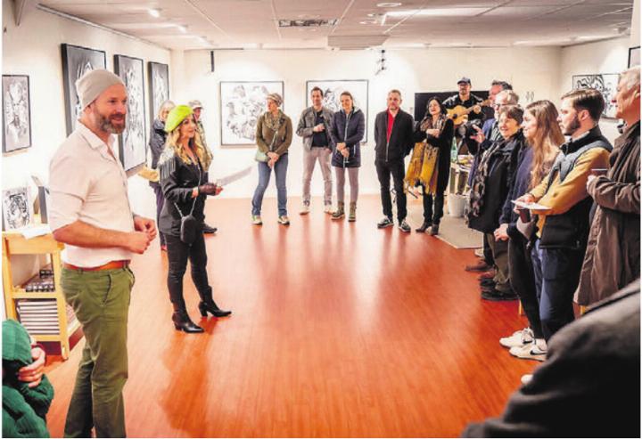 Dominique Andereggen (links) und die Künstlerin Peppa Strasser bei der Vernissage in der Bremgarter Galerie Flussreif. Bild: zg