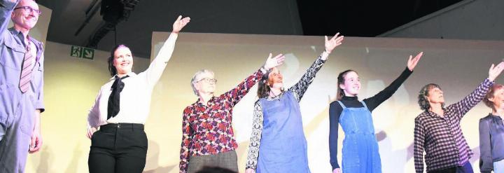 Glückliche Sternensaal-Truppe: Gruss ins Publikum und zu den Musikverantwortlichen (v. l.) André Konrad (Ton und Technik), Martina Arnet, Fränzi Zulauf, Julia Wohler, Samira Bolliger, Silvia Gygli. Bilder: Ruedi Zulauf / Daniel Marti