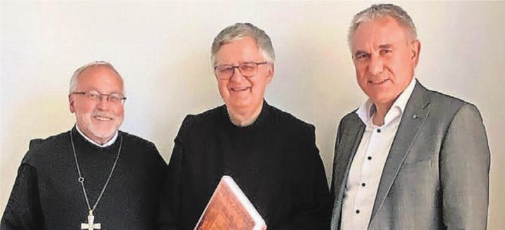 Der neue Stiftungsratspräsident, Abt Peter Stuefer, Pater Beda Szukics und Regierungsrat Alex Hürzeler, Vizepräsident der Stiftung (von links). Bild: zg