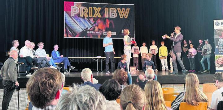 Die Jury und Organisatoren (links) hören gespannt zu, während Moderator Kilian Rosenberg die Gewinnerin Aurora Müller ehrt. Bilder: Stefan Sprenger