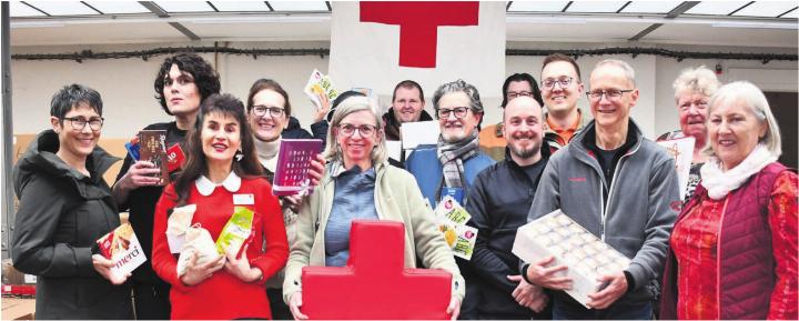 Die freiwilligen Helfer erhalten tatkräftige Unterstützung (v. l.): Colette Basler, SP-Grossrätin, Patti Basler, Kabarettistin, Regula Kiechle, Geschäftsführerin SRK Kanton Aargau, Laura Pascolin, neue Regionalstellenleiterin, und Marie-Helen Roniger, Leiterin der Regionalstelle Fricktal. Bilder: Monica Rast Die freiwilligen Helfer erhalten tatkräftige Unterstützung (v. l.): Colette Basler, SP-Grossrätin, Patti Basler, Kabarettistin, Regula Kiechle, Geschäftsführerin SRK Kanton Aargau, Laura Pascolin, neue Regionalstellenleiterin, und Marie-Helen Roniger, Leiterin der Regionalstelle Fricktal. Bilder: Monica Rast