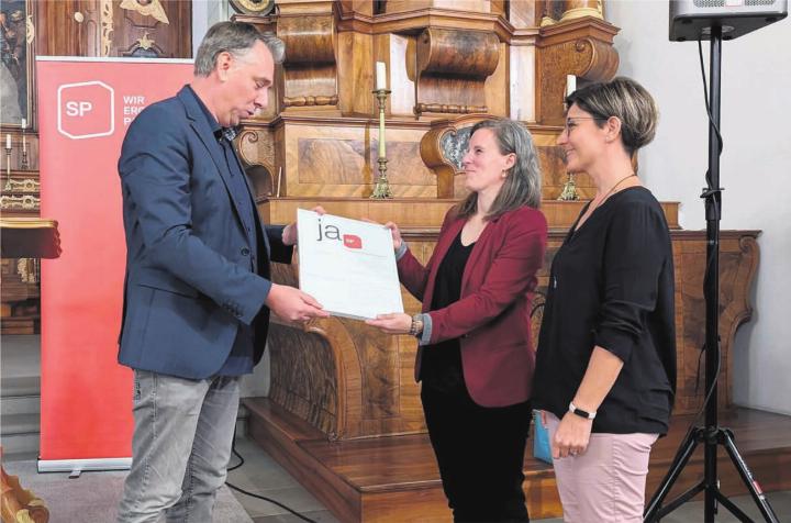 Stefan Dietrich verleiht Barbara Imboden und Monika Jenni (r.) von «Never Walk Alone» den Sozi-Preis 2024. Der Preis der SP des Bezirks Bremgarten geht jeweils an Personen oder Institutionen, die sich im Bezirk für soziale Anliegen einsetzen. Mit dem Sozi-Preis soll auch ein Beitrag geleistet werden, damit die wichtige Arbeit der in Bremgarten ansässigen Beratungsstelle «Never Walk Alone» sichtbarer wird. Bilder: Marco Huwyler