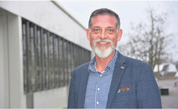 Schulleiter Florian Stähli hat sich ambitionierte Ziele gesteckt. Unter anderem möchte er mit verschiedenen Kooperationen den Zusammenhalt an der Schule fördern. Bild: Sabrina Salm