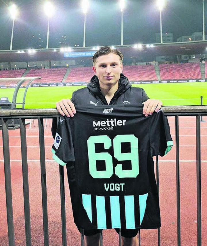 Alessandro Vogt nach Spielschluss im Letzigrund. Der 19-jährige Wohler hat sein Debüt in der Super League erlebt – und übergibt sein Trikot den Eltern.