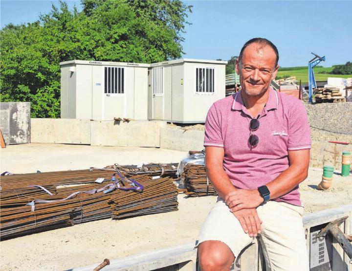 Daniel Walter sitzt auf der Verschalung des künftigen Biberbaus. Mitte August startet der Holzbau. Bild: Annemarie Keusch