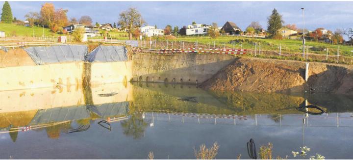 Die Grossbaustelle am Rebberg steht seit Wochen still, die Baugruben sind mit Wasser gefüllt: Nun will Motionär Manfred Breitschmid genaue Auskünfte. Bild: Daniel Marti Die Grossbaustelle am Rebberg steht seit Wochen still, die Baugruben sind mit Wasser gefüllt: Nun will Motionär Manfred Breitschmid genaue Auskünfte. Bild: Daniel Marti