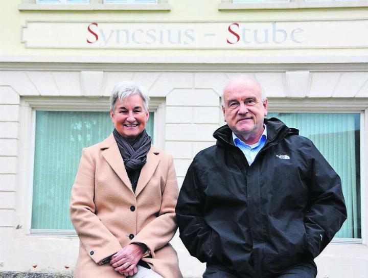 Die offene Weihnachtsfeier in der Synesiusstube liegt der Pfarreisekretärin Cäcilia Stutz vom Pastoralraum Bremgarten-Reusstal und dem Pastoralraumleiter Andreas Bossmeyer am Herzen. Bild: Sabrina Salm