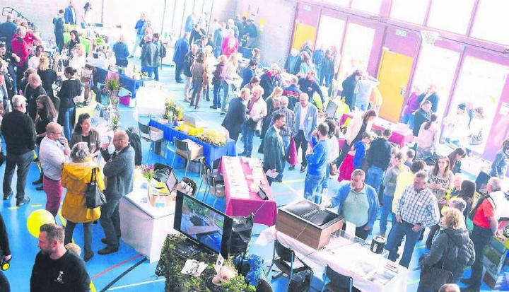 Die erste Tischmesse des Gewerbevereins Reusstal vor drei Jahren (Bild) war ein voller Erfolg. In der Turnhalle Fischbach-Göslikon drängte sich das Publikum um die Stände und in der Festbeiz. Bilder: Chregi Hansen / Archiv
