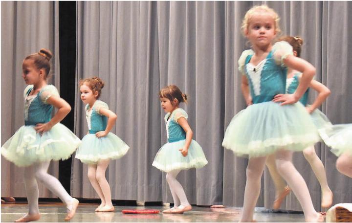 Alle Mädchen, egal, wie lange sie bereits im Ballettunterricht sind, wurden in die Aufführung einbezogen. Bilder: Roger Wetli