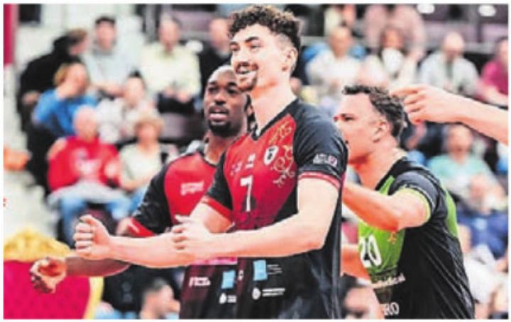 Tim Köpfli (Mitte) hat allen Grund zur Freude. Bild: @lars_bilder (Instagram)