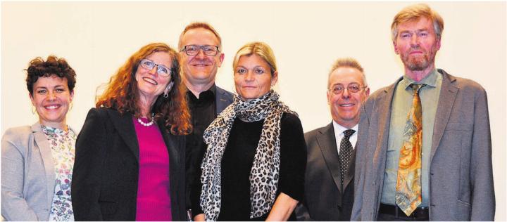 Das Präsidium des Einwohnerrates musste gleich vier Gemeinderäte verabschieden (von links): Vizepräsidentin Julia Frischknecht, Gemeinderätin Ariane Gregor, Ammann Arsène Perroud, Gemeinderätin Denise Strasser, Einwohnerratspräsident Marc Läuffer und Vizeammann Thomas Burkard. Bilder: Sabrina Salm Das Präsidium des Einwohnerrates musste gleich vier Gemeinderäte verabschieden (von links): Vizepräsidentin Julia Frischknecht, Gemeinderätin Ariane Gregor, Ammann Arsène Perroud, Gemeinderätin Denise Strasser, Einwohnerratspräsident Marc Läuffer und Vizeammann Thomas Burkard. Bilder: Sabrina Salm