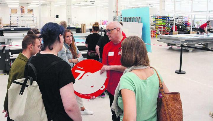 Die vielen Besucher und Besucherinnen erhielten Einblicke in alle Abteilungen und wurden dort jeweils von Mitarbeitenden umfassend informiert. Bilder: Chregi Hansen