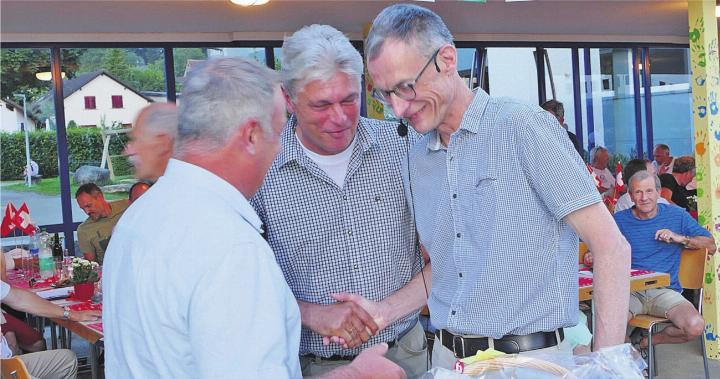 Michael Leupold (rechts) erhielt von Gemeindeschreiber Walter Bürgi (Mitte) und Ammann Roger Hausherr viel Lob. Bild: tre