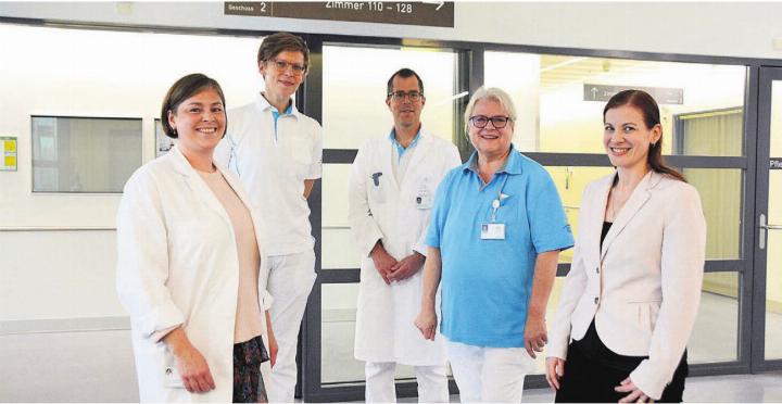 Die Freude über die neue geriatrische Akutrehabilitation ist gross, von links: Katharina Mayer und Katharina Geiling (Leitende Ärztinnen Geriatrie), Chris Heimgartner (Chefarzt Medizin) Madeleine Kiefer (Stationsleiterin Pflege) und Daniela Ayoub (Leiterin Pflegedienst). Bilder: Annemarie Keusch