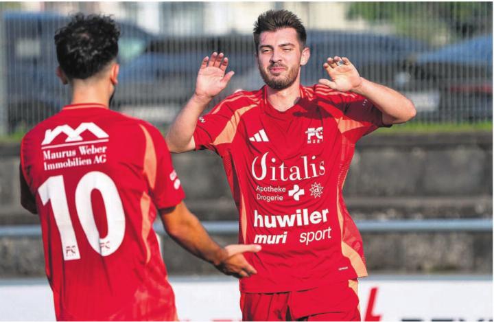 Momo Seferi (rechts) ist mit fünf Toren in vier Pflichtspielen momentan der beste Torschütze bei Muri. Bild: zg / Archiv / any