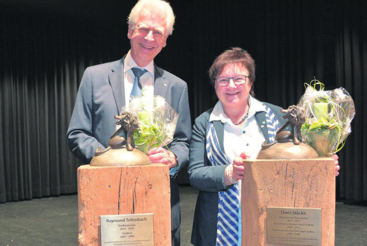 Als Dank für ihr grosses Engagement für Bremgarten erhielten Raymond Tellenbach und Doris Stöckli je eine Replika des Bremgarter Leus, der Skulptur des Bremgarter Förderpreises. Bild: Sabrina Salm