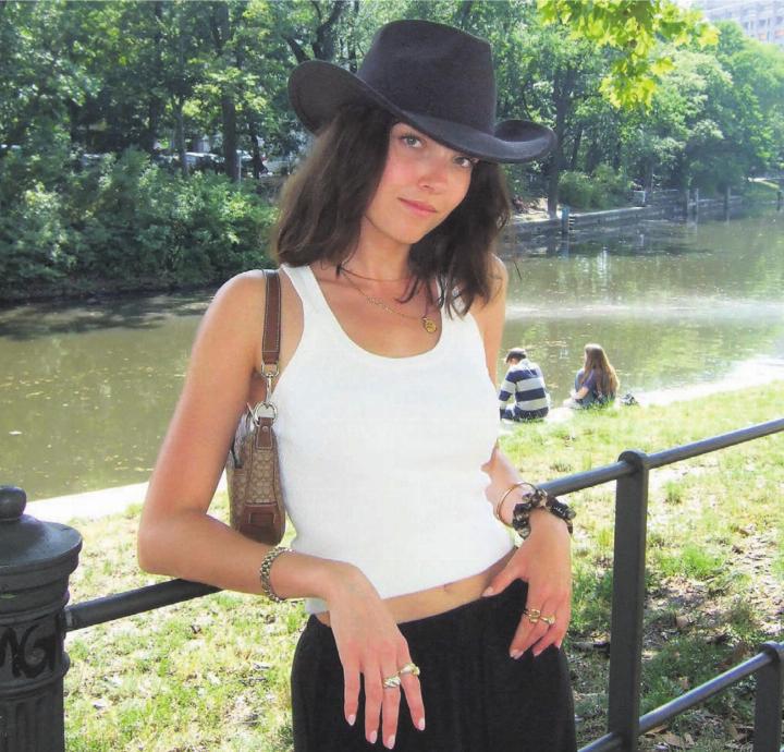 Die Bremgarterin Pascale Widmer postet auf Social Media stilvolle Reisebilder von sich selbst. Und hat sich mit dieser Tätigkeit eine grosse Fangemeinde aufgebaut. Bild: zg