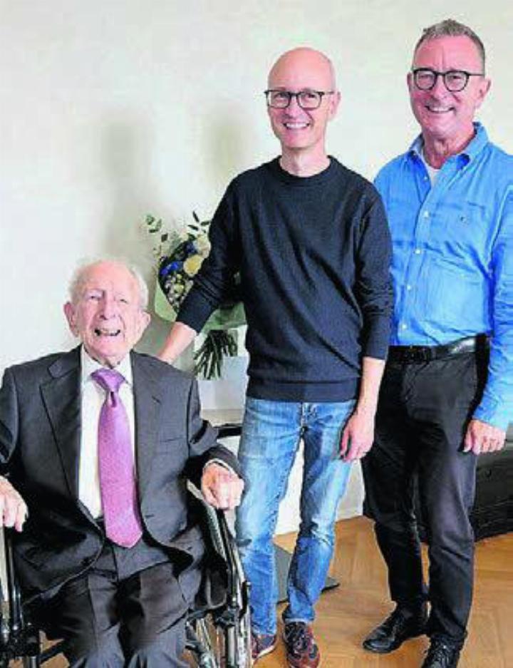 Vizeammann Yves Moser (Mitte) und Gemeindeammann Daniel Schüepp gratulierten Joseph Meier-Gschwend. Bild: gk