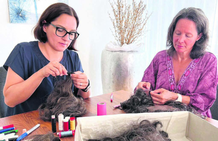 Die Reinigung der Barthaare gehört ebenfalls zu den Arbeiten des Vereins. Auch hier sind Freiwillige am Werk. Bild: zg Die Reinigung der Barthaare gehört ebenfalls zu den Arbeiten des Vereins. Auch hier sind Freiwillige am Werk. Bild: zg