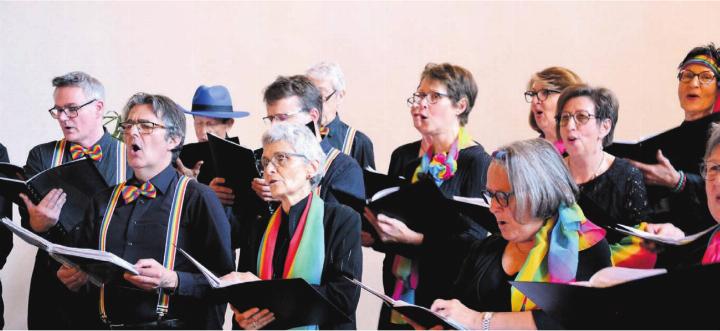 Farbenfroh und motiviert präsentierten sich die Sängerinnen und Sänger. Bild: Albert Schumacher Farbenfroh und motiviert präsentierten sich die Sängerinnen und Sänger. Bild: Albert Schumacher