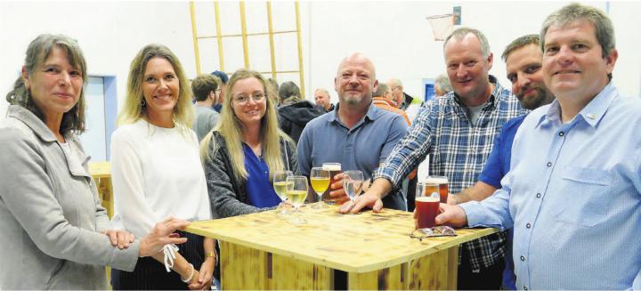 Gemeinderat und Verwaltungsangestellte nach getaner Arbeit beim Apéro, von links: Gemeinderätin Rita Müller, Gemeindeschreiberin Andrea Bolliger, Leiterin Finanzen Viola Staubli, Gemeinderäte Roger Wetzstein, Hans Vogler, Stefan Hafen und Gemeindeammann Marcel Riesen. Bild: Richard Gähwiler Gemeinderat und Verwaltungsangestellte nach getaner Arbeit beim Apéro, von links: Gemeinderätin Rita Müller, Gemeindeschreiberin Andrea Bolliger, Leiterin Finanzen Viola Staubli, Gemeinderäte Roger Wetzstein, Hans Vogler, Stefan Hafen und Gemeindeammann Marcel Riesen. Bild: Richard Gähwiler