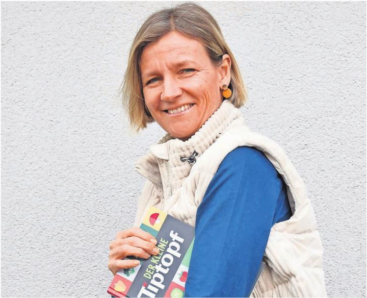 Ursula Furrer ist mit Leib und Seele Rezeptautorin und Hauswirtschaftslehrerin. Mit ihrem jüngsten Werk begeistert sie sowohl kleine Kochfreunde wie grosse. Bild: Verena Anna Wigger