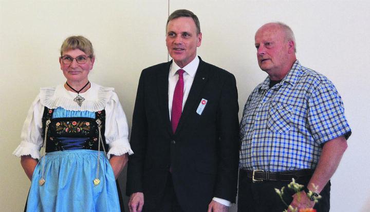 Sie posieren für ein gemeinsames Erinnerungsfoto: Redner Jean-Pierre Gallati (Mitte) und Gemeindeammann Michael Weber und seine Frau Margrith. Bilder: Annemarie Keusch
