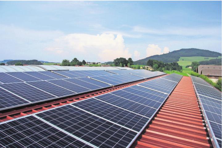 Der Regierungsrat möchte mit Vorbildcharakter die «Solaroffensive für kantonale Immobilien» vorantreiben. Bild: pixabay