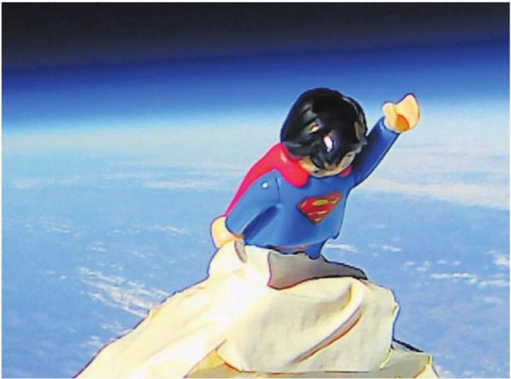 Ein «Bremgarter Superman» im All. Möglich machte das die Bezirksschule Bremgarten. Bild: zg