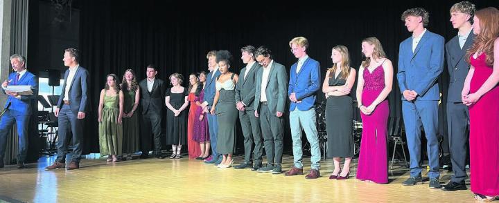 Der grosse Moment: Rektor Matthias Angst (links) bei der klassenweisen Übergabe der Maturitätsdiplome. Bilder: Walter Minder