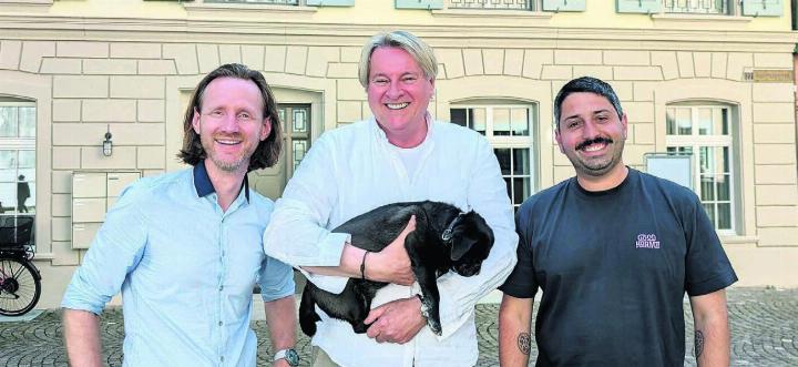 Geben ab sofort Vollgas (v. l.): Der künftige «Stadthof»-Geschäftsführer Bernhard Schuster sowie die Pächter Thomas Krebs (mit Hund Louis) und Federico Freiermuth. Bild: Marco Huwyler