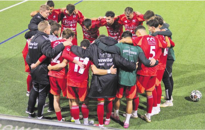 Der FC Muri schwört sich kurz vor der Verlängerung ein. Bild: Patrick Fischer