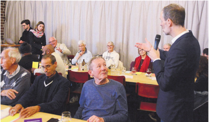 In der Villmerger Braui kamen sich Fernsehmacher und Publikum näher. Arthur Honegger, Moderator der Nachrichtensendung 10 vor 10, beantwortete Fragen und nahm Lob, aber auch Kritik entgegen. Bilder: Chregi Hansen In der Villmerger Braui kamen sich Fernsehmacher und Publikum näher. Arthur Honegger, Moderator der Nachrichtensendung 10 vor 10, beantwortete Fragen und nahm Lob, aber auch Kritik entgegen. Bilder: Chregi Hansen